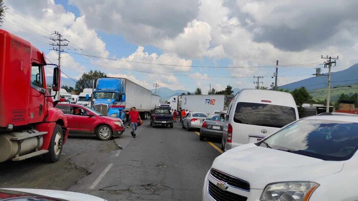 Comuneros realizan bloqueo carretero en Aranza; exigen aparición con vida de Juan Guzmán