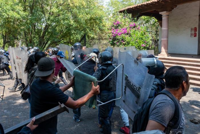 Comuneros se Sevina se manifiestan en Casa Michoacán y se enfrentan con policías
