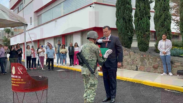 Con acto solemne incineran bandera nacional con 27 años de antigüedad en el PRI Michoacán