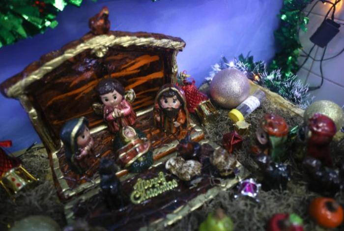 Con aretes y prótesis dentales adornan esta navidad un nacimiento en Paraguay