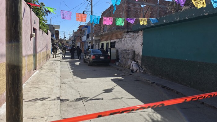 Con armas largas y cortas, atacan a balazos vivienda de Zamora