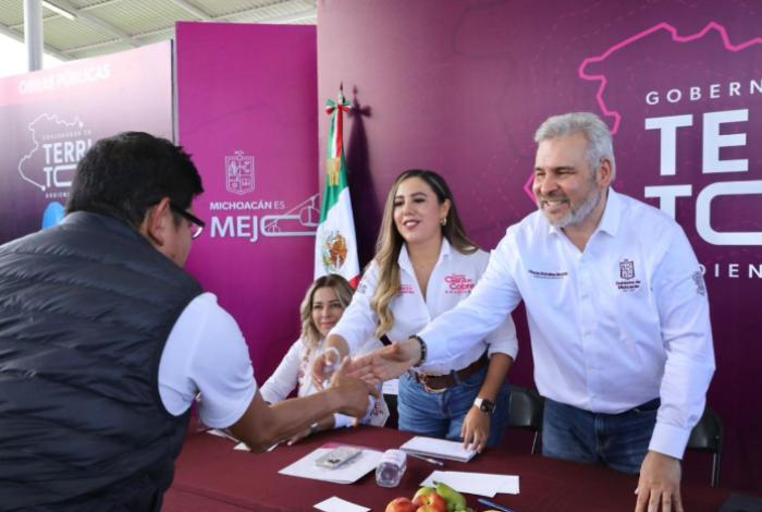 Con audiencia pública Bedolla tiende puente con población de Salvador Escalante