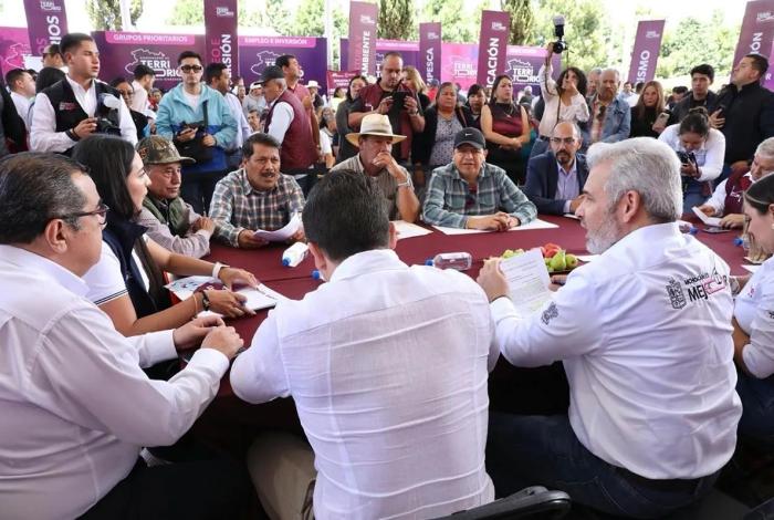 Con audiencia pública Bedolla tiende puente con población de Salvador Escalante