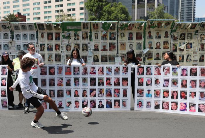 Con cascarita, activistas visibilizan crisis de desapariciones en México
