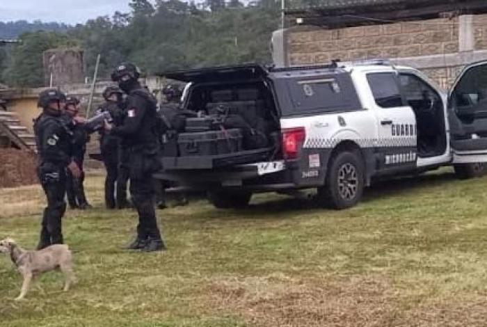 Con drones, atacan barricada policial en Ario de Rosales