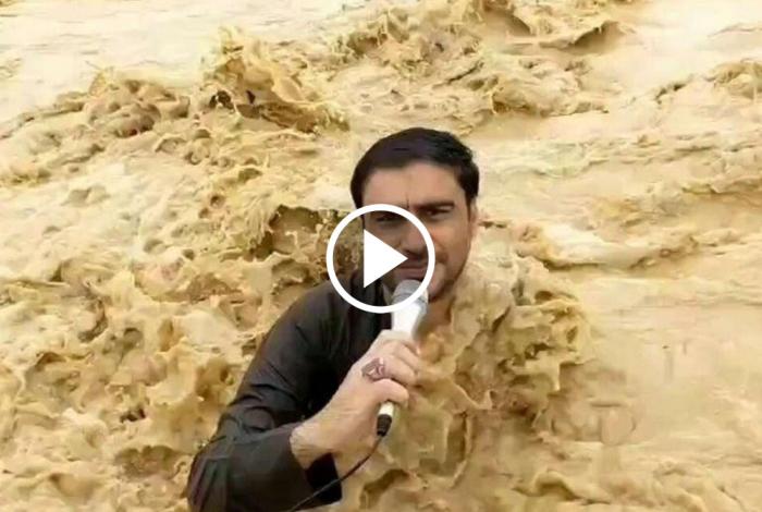 Con el agua hasta el cuello, periodista cubre inundaciones en Pakistán