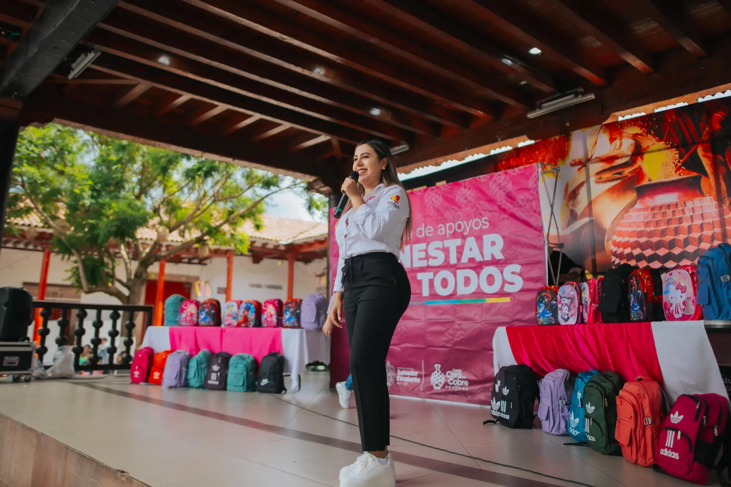 Con el objetivo de beneficiar a la niñez, Dayana Pérez Mendoza entrega mochilas a estudiantes