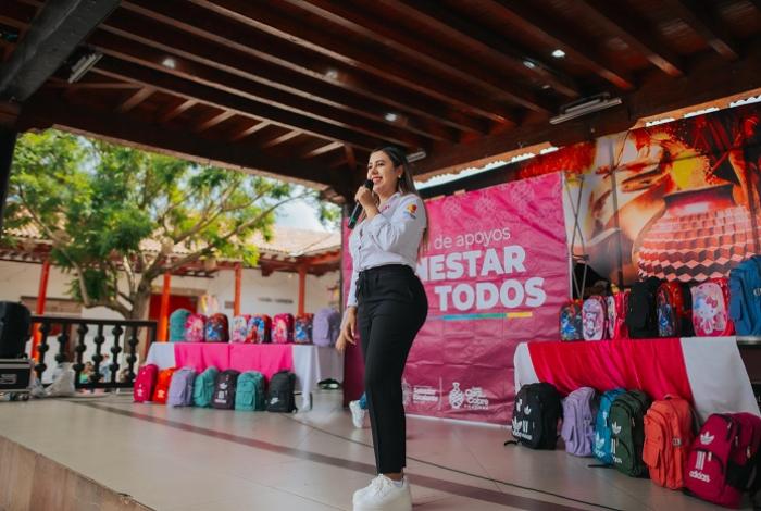 Con el objetivo de beneficiar a la niñez, Dayana Pérez Mendoza entrega mochilas a estudiantes