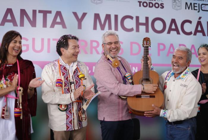 Con entrega de guitarras de Paracho a secundarias se reforzará la producción de artesanos: Bedolla