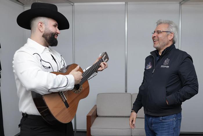 Con guitarra de Paracho, recibe Bedolla a Carín León en el Morelos