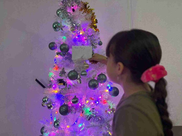 Con ilusión, Amy escribe su cartita a los Reyes Magos esta noche