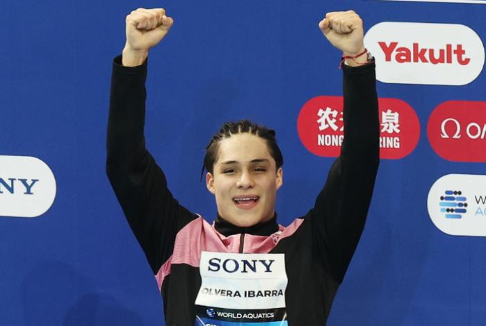 Con mariachi Reciben a Osmar Olvera tras conquistar el oro mundial en clavados