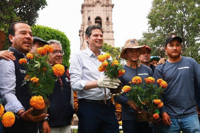 Con miles de flores de cempasúchil, Ayuntamiento de Morelia adorna las plazas públicas