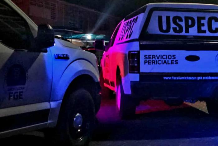 Con narcomensaje abandonan a un ejecutado en vía pública de Apatzingán