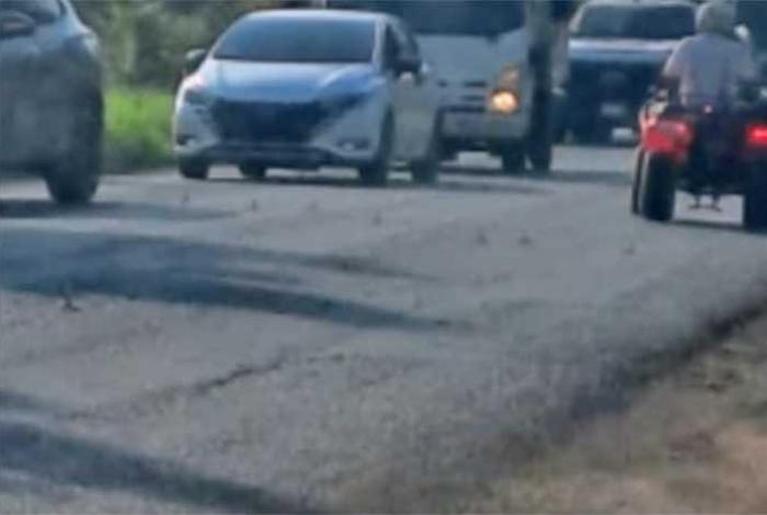 Con ponchallantas y un camión bloquean la carretera Zamora-Jiquilpan