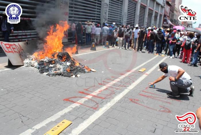 Con protesta en instalaciones del SNTE, maestros exigen democratización del magisterio