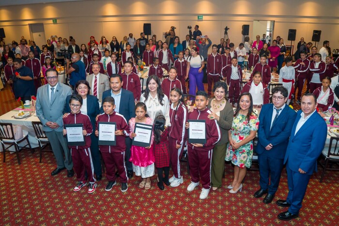 Con tablets, libros y calzado, reconocen a niños por desempeño académico