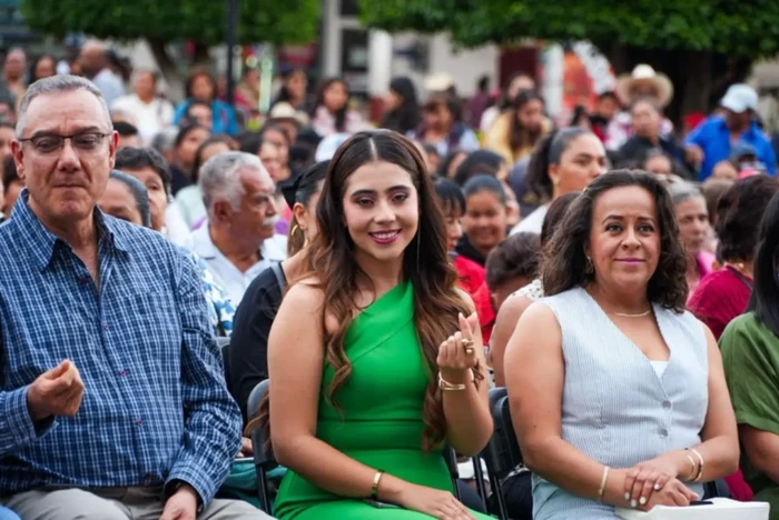 CON ÉXITO TOTAL YOHANA MENDOZA FESTEJA A LAS MAMÁS; VIVEN NOCHE DE CONCIERTO Y BAILE EN LA PLAZA PRINCIPAL DE ARIO