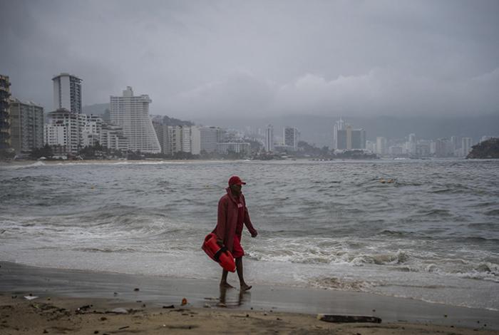 Conagua alerta por huracán Rachel en costas de Michoacán; prevén oleaje alto y fuertes lluvias
