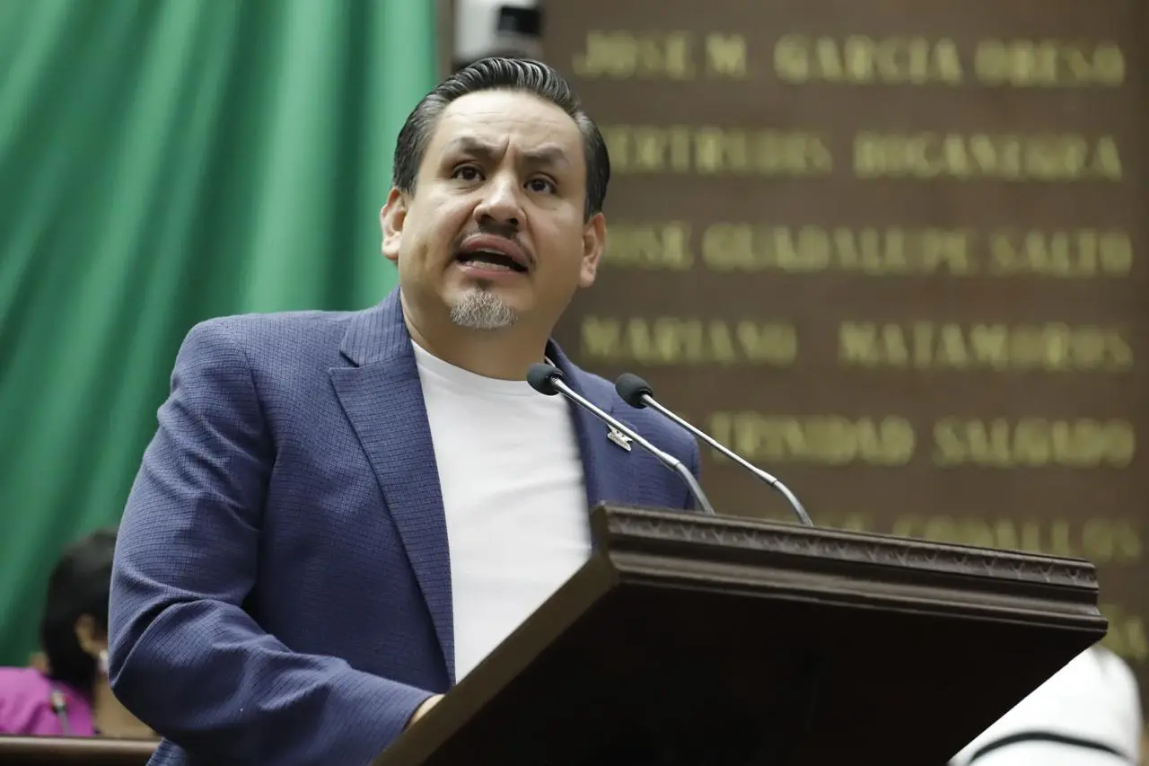 Conceden licencia por tiempo indefinido para separarse de su cargo como diputado local a Víctor Manríquez González