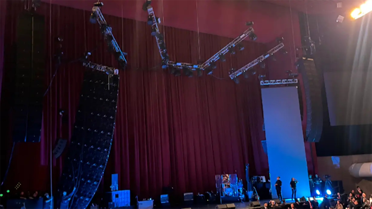 Concierto de El Tri en el Auditorio Nacional se ve interrumpido por caída de pantalla