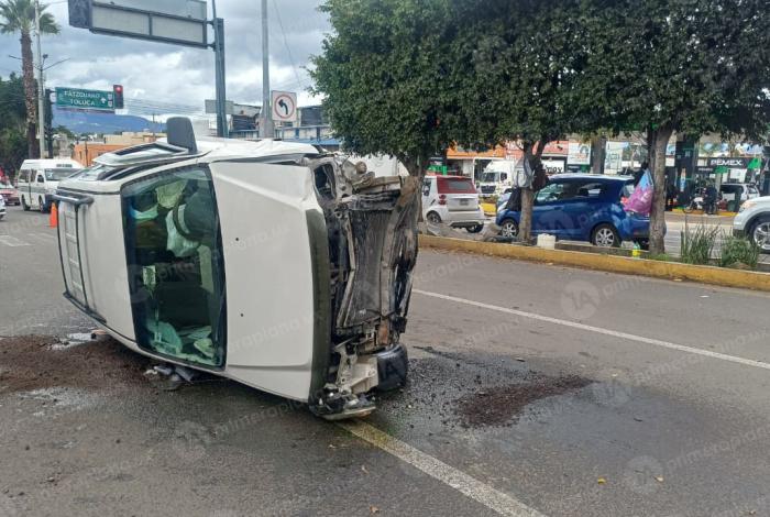 Conductor choca contra camellón y vuelca, en el Periférico de Morelia