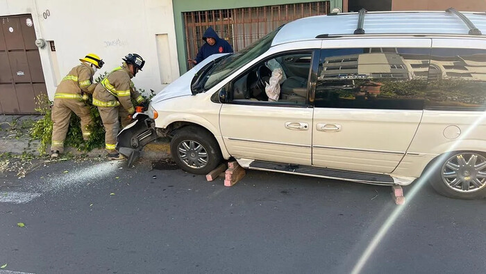 Conductor choca y abandona a su copiloto en la colonia Guadalupe de Morelia