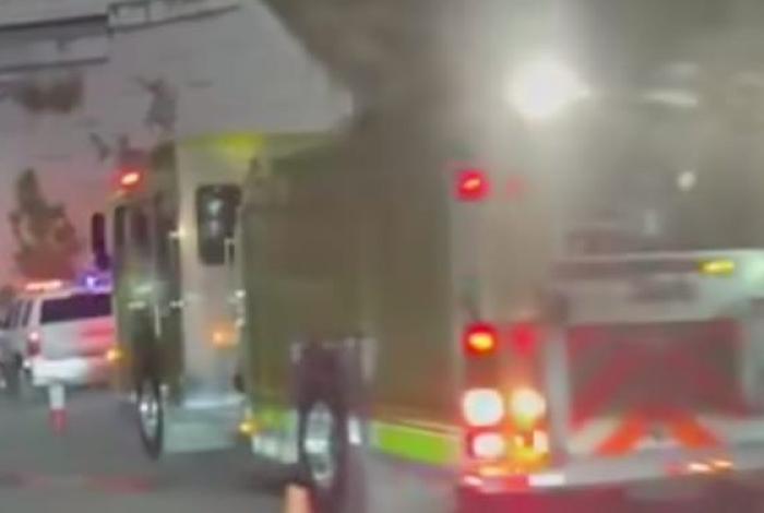 Conductor de auto compacto pierde el control de la unidad y no sobrevive