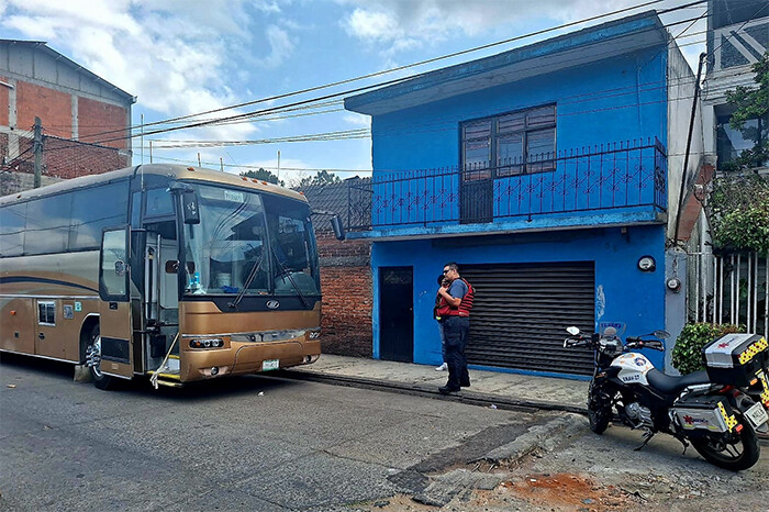 Conductor de autobús de turismo muere tras agresión a tiros en la colonia El Jazmín, en Uruapan