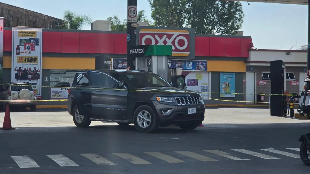 Conductor de camioneta es baleado en una brecha y llega a gasolinera para pedir ayuda