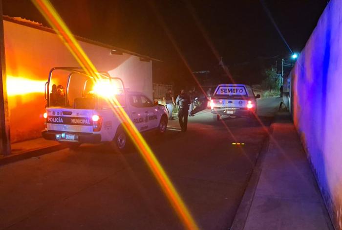 Conductor de taxi es ejecutado a tiros, cerca del Centro Penitenciario de Uruapan