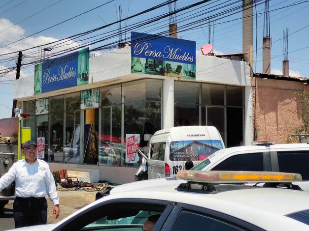 Conductor de una combi gris sufre un infarto, choca y fallece en Morelia