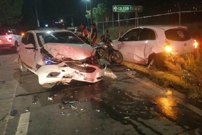Conductor en un Mini Cooper choca dos autos y huye en el Ramal Camelinas; deja un lesionado