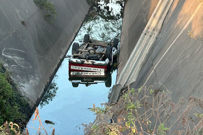 Conductor muere al caer con su camioneta a un canal de aguas negras, en Lázaro Cárdenas