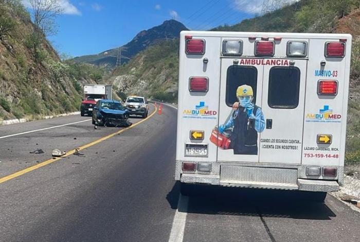 Conductor resulta lesionado tras chocar contra barreras en la Siglo XXI