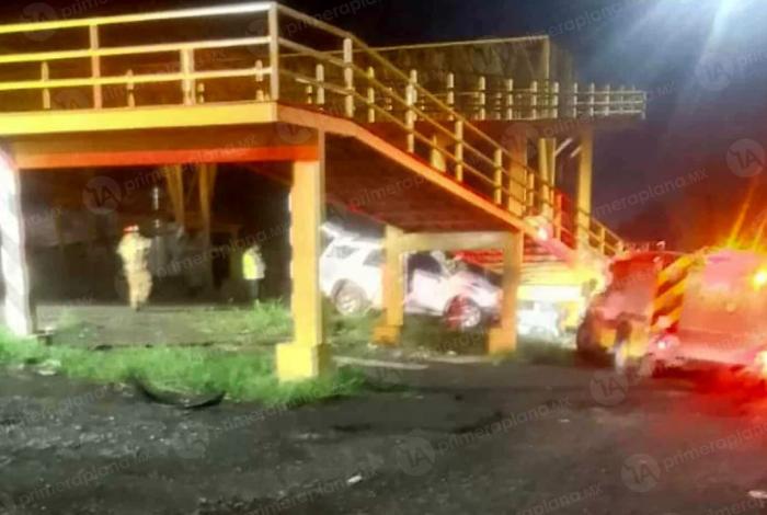 Conductor se estampa contra puente peatonal y mu3r3, en Tarímbaro