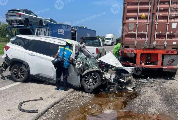 Conductor se estampa contra camión y mu3re, en la Siglo XXI