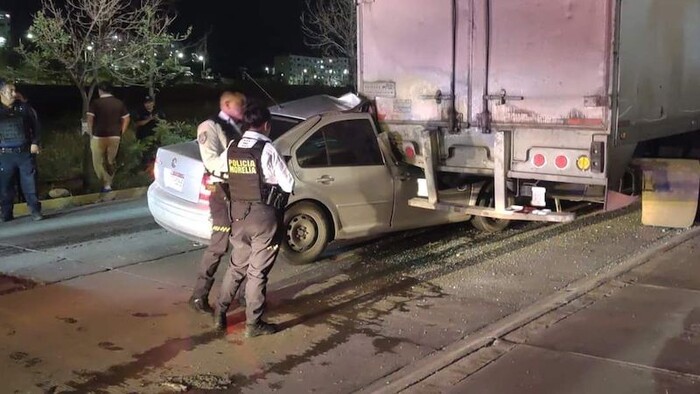 Conductora ebria impacta su auto contra camión de carga estacionado en Morelia