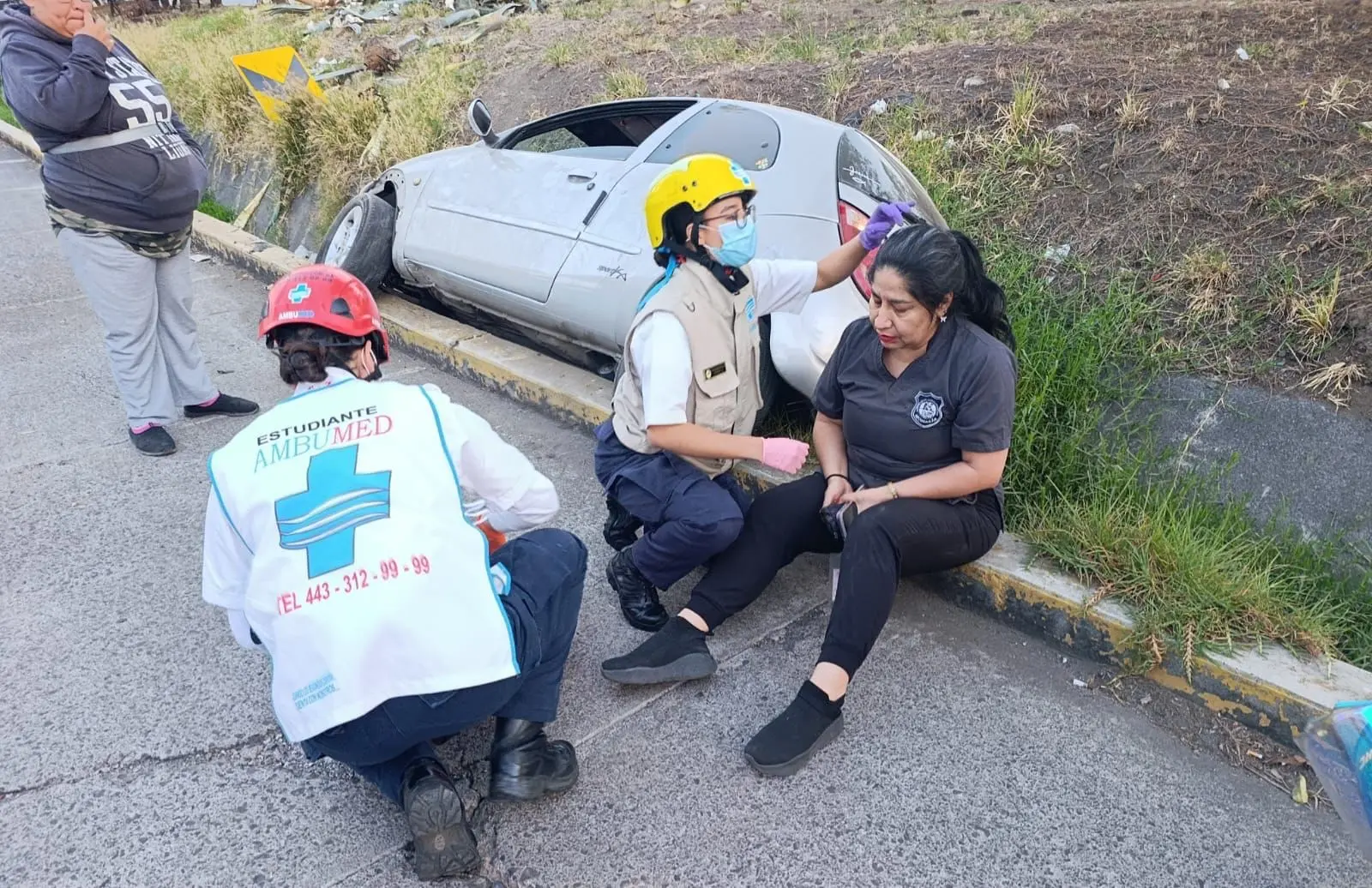 Conductora resulta con algunas lesiones tras volcadura registrada cerca del Tec de Morelia