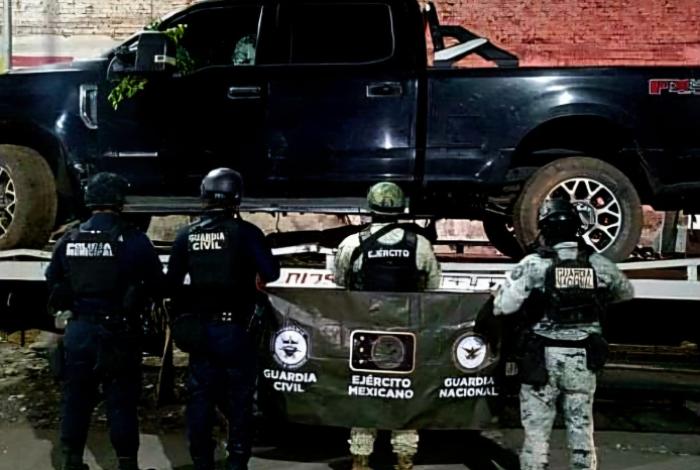 Confiscan camioneta robada con municiones en Apatzingán