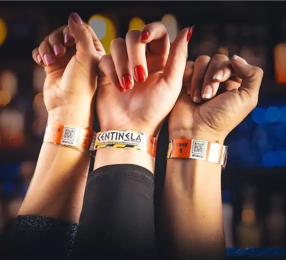 Congreso del Estado buscará que antros distribuyan pulseras centinelas para identificar sustancias en bebidas