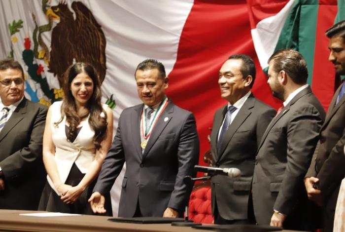 Congreso del Estado condecora a FGE con la presea “Suprema Junta Nacional Americana”