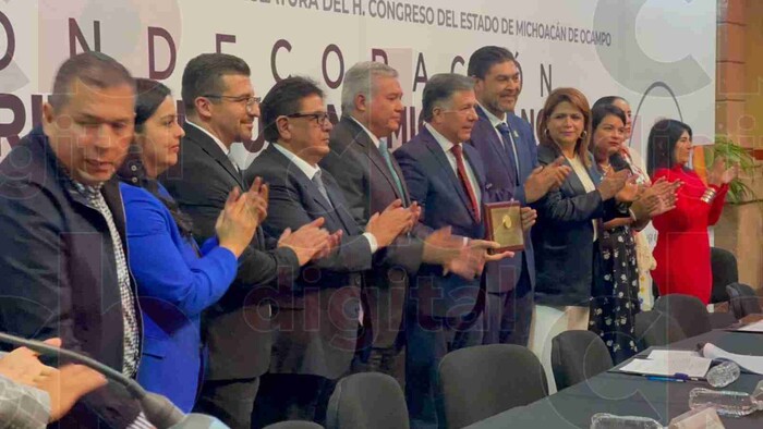 Congreso Local condecora con el Mérito al Turismo Michoacano al empresario, Roberto Molina