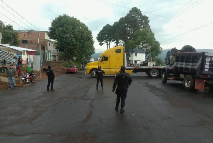 Continúa el bloqueo de la carretera Villa Madero-Acuitzio para exigir búsqueda de joven desaparecido