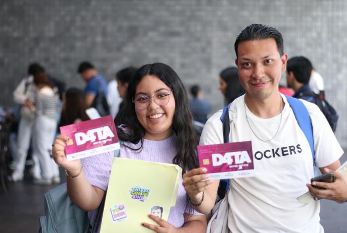 Continúa entrega de chips D4TA en escuelas y centros de distribución