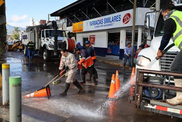 Continúan labores de limpieza y apoyo en colonias afectadas por lluvias en Morelia