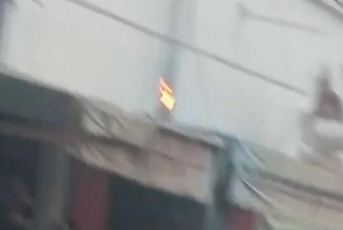 Controlan conato de incendio frente a joyería en el centro de Apatzingán