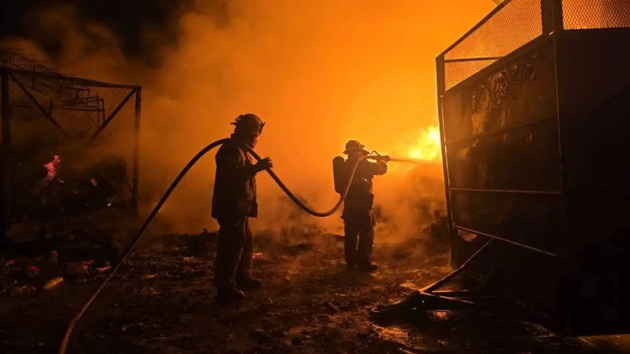 Controlan incendio en recicladora de Morelia