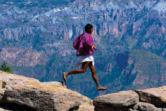 Corredores rarámuris y equipo femenil de baloncesto representan a México en Juegos Maestros Indígenas en Canadá