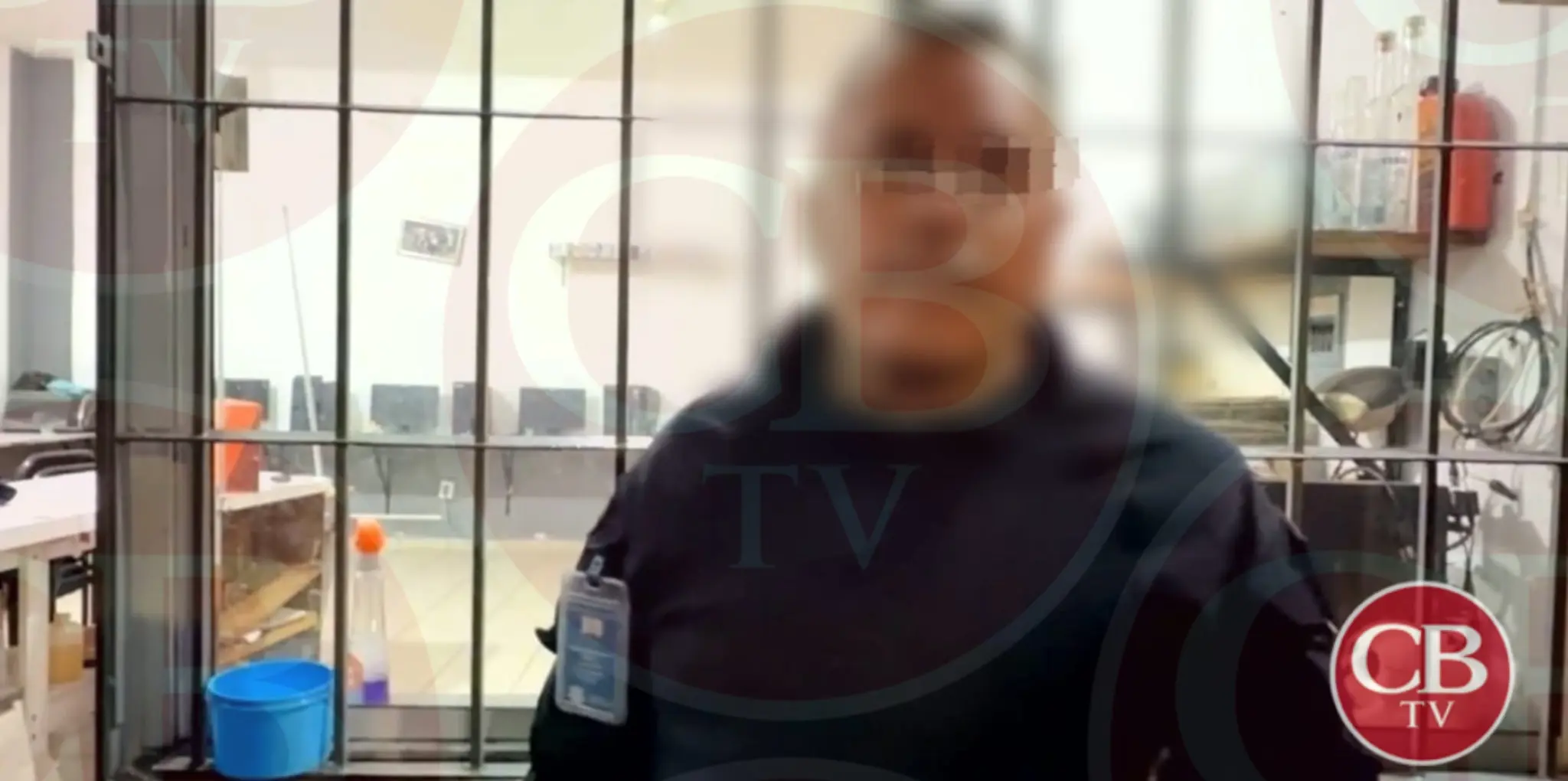 Corren a policía auxiliar por golpear a un perrito en Morelia 